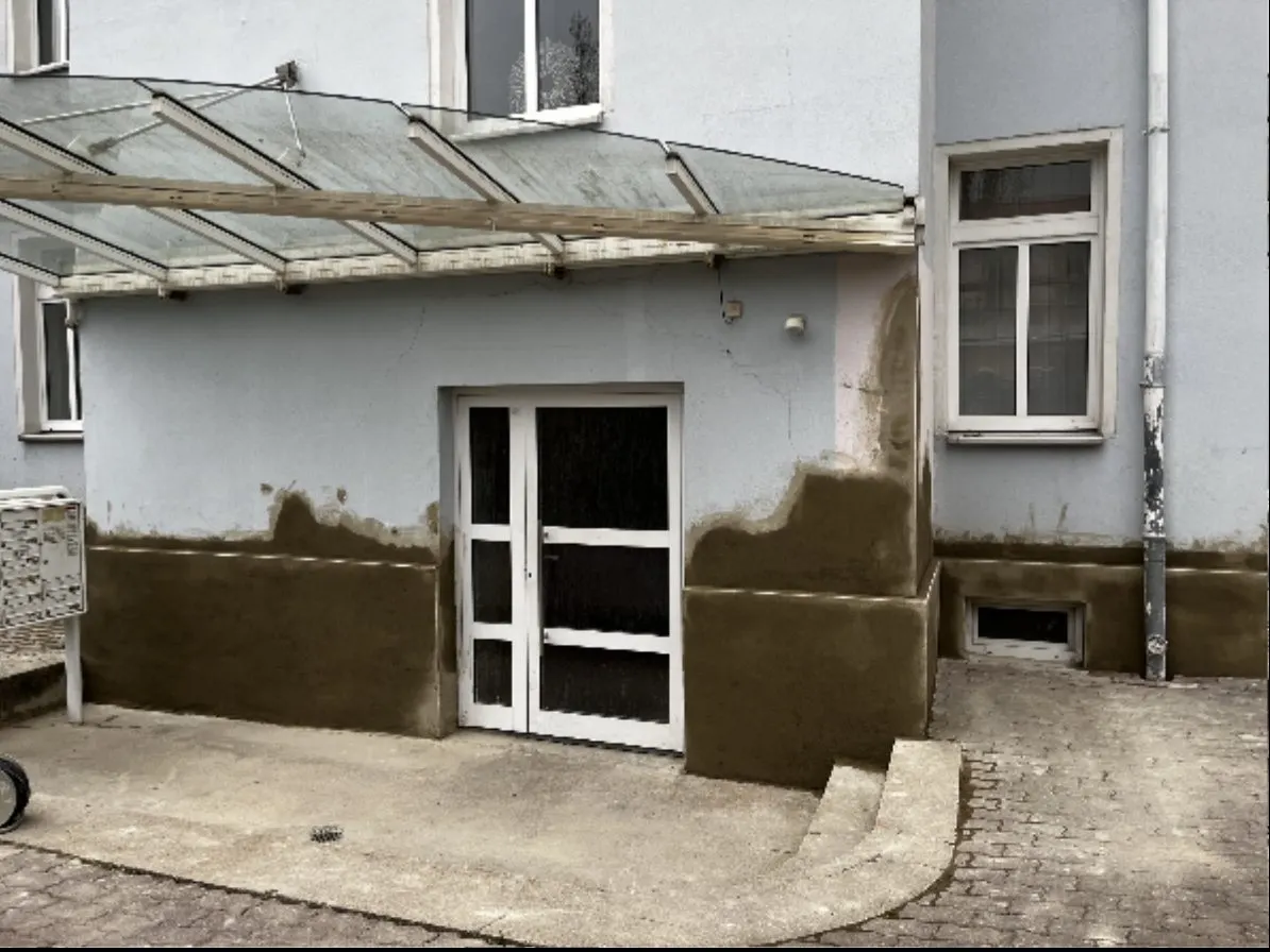Neu aufgebauter Sockelbereich während der Sanierung