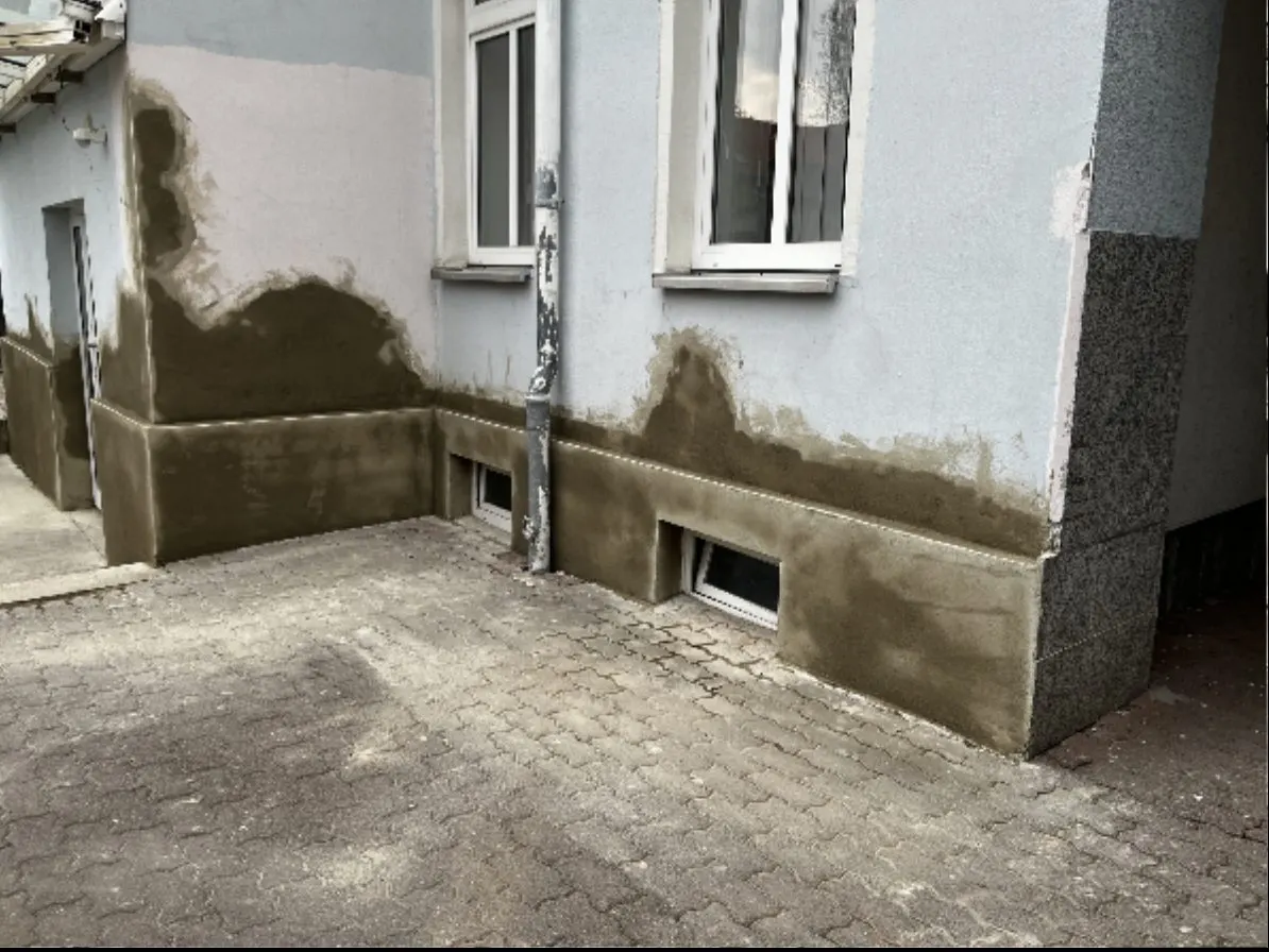 Fassade nach Sockelinstandsetzung und Abdichtungsarbeiten