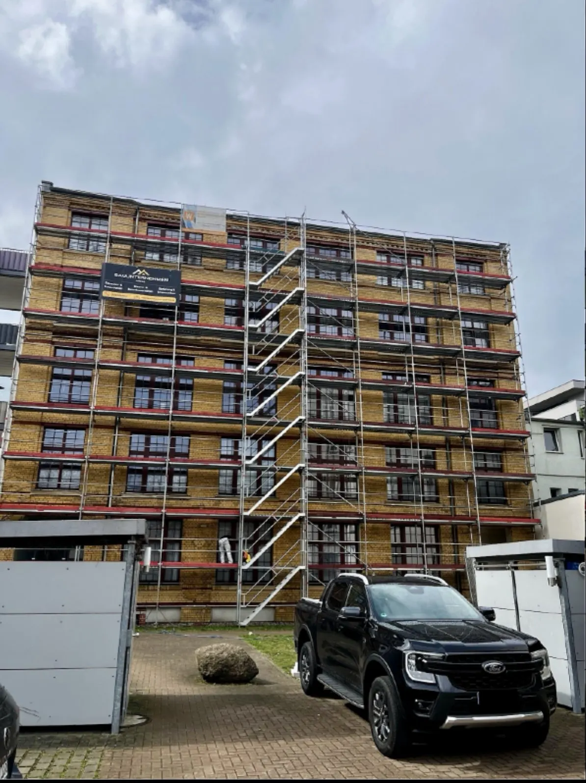 Klinkerfassade mit Gerüst zu Beginn der Sanierung