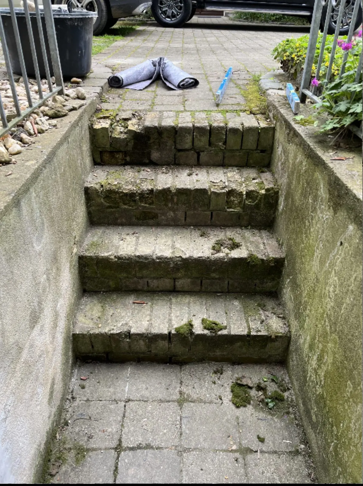 Verwitterte Klinkertreppe vor dem Neuaufmauern