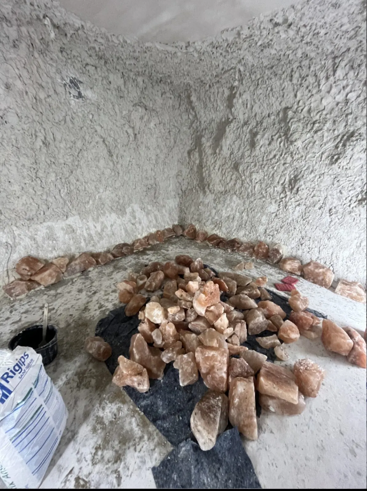 Salzsteine während des Aufbaus der Salzgrotte