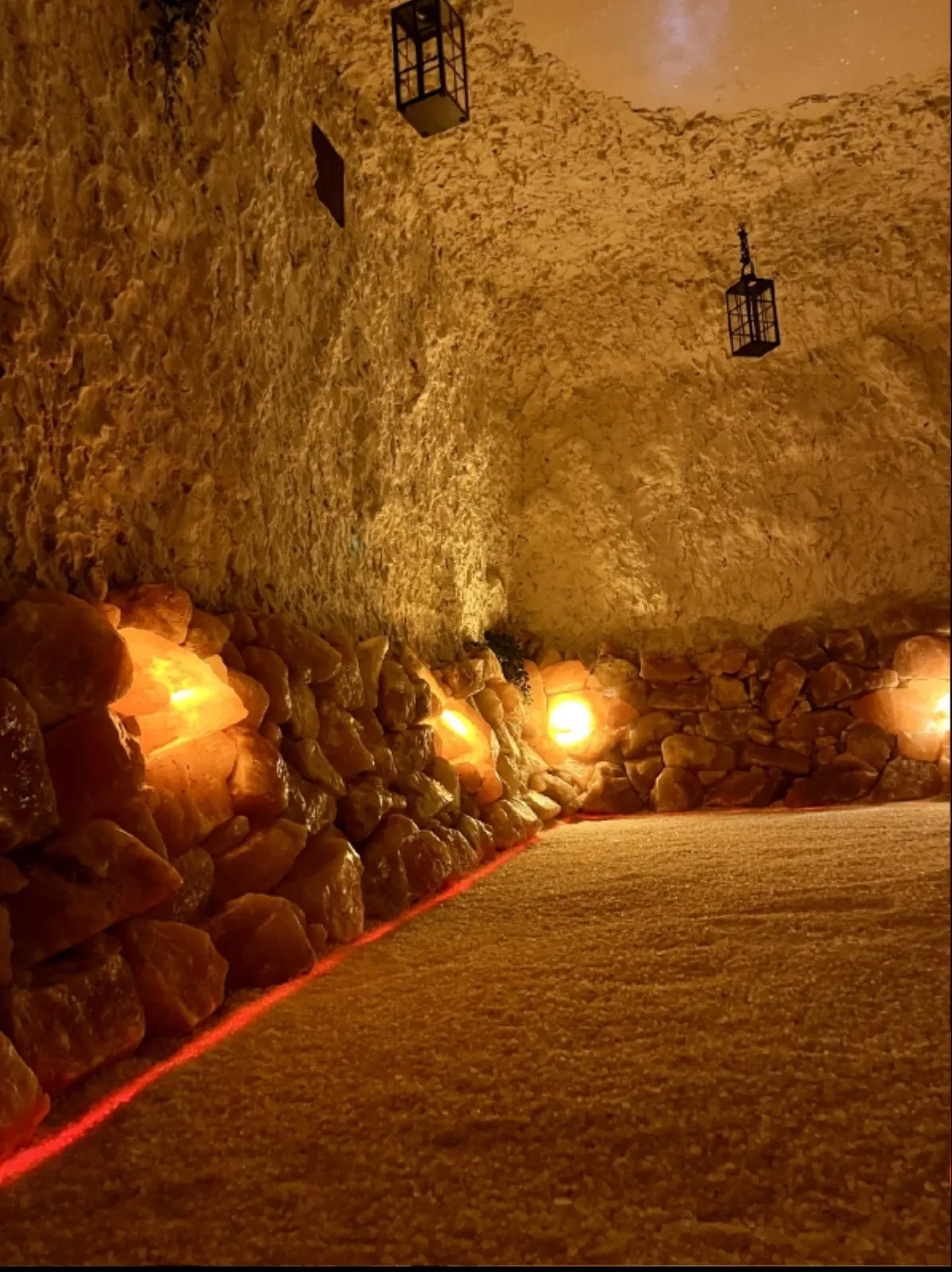 Strukturierte Salzsteinwand in der Salzgrotte