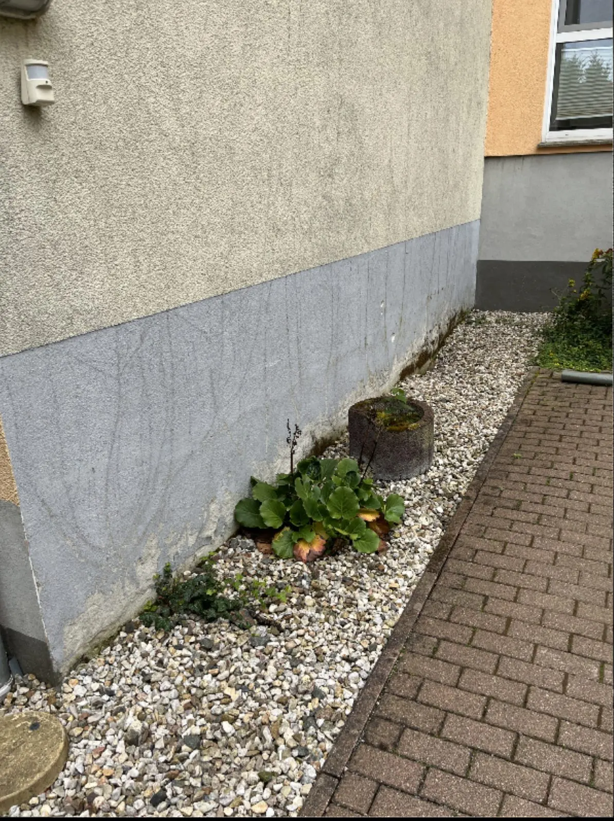 Sockelbereich vor den Abdichtungsmaßnahmen