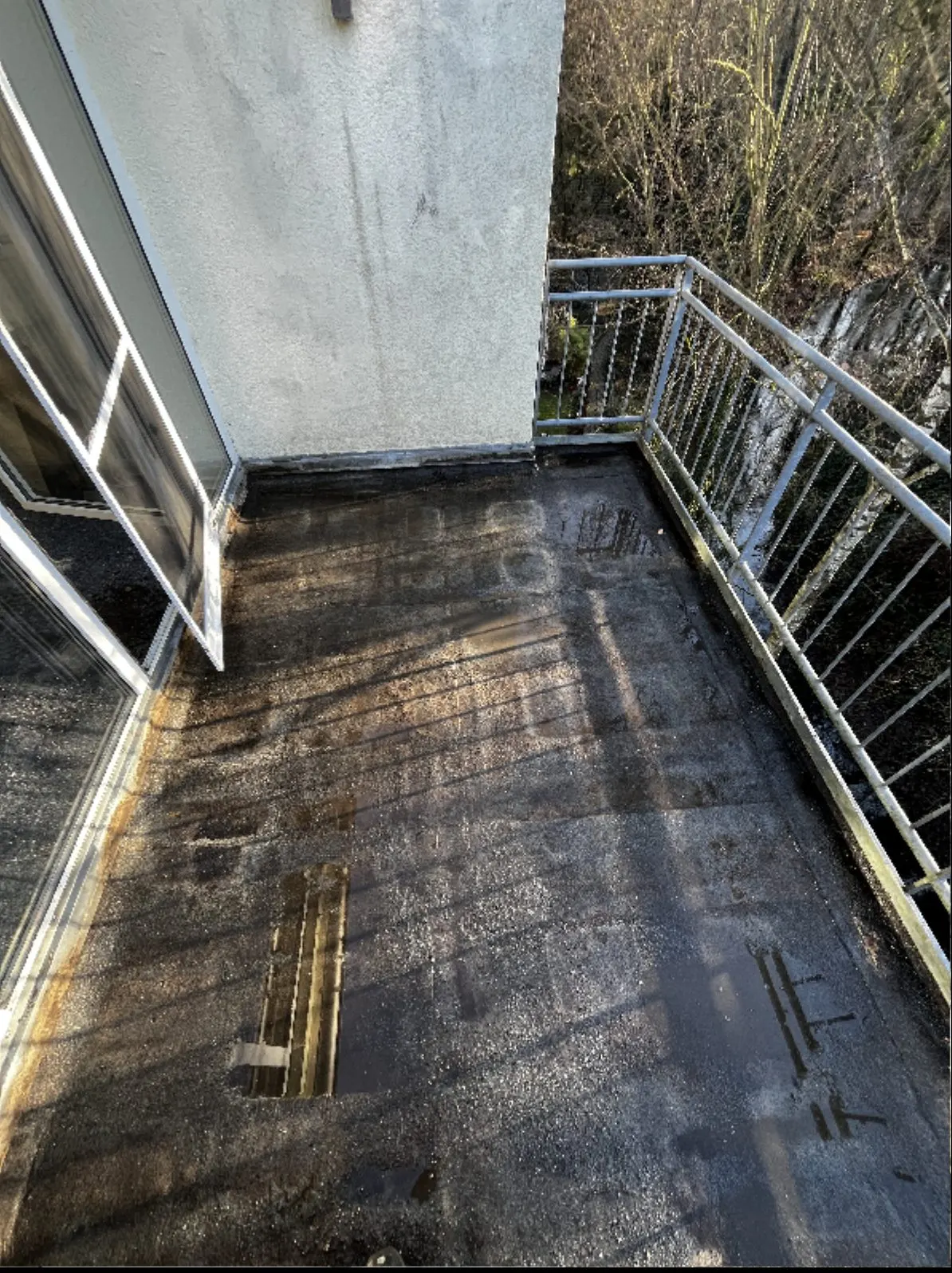 Abgenutzter Terrassenbelag vor der Erneuerung