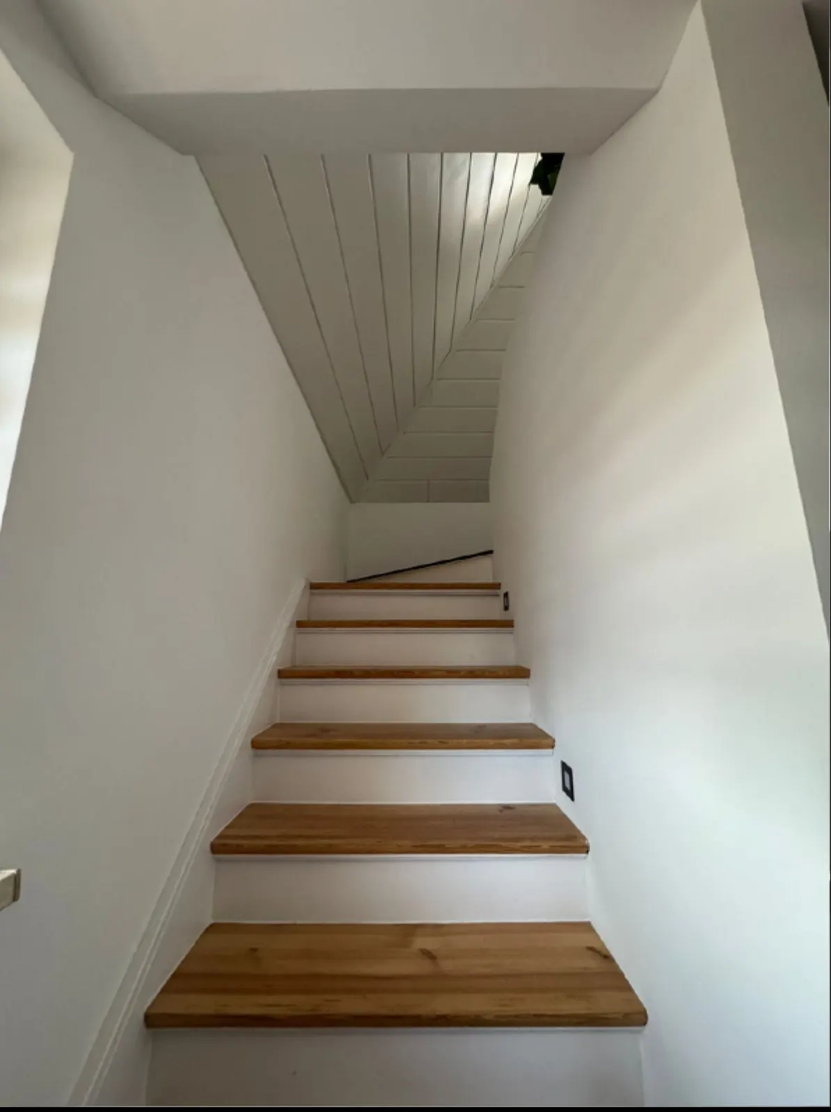 Fertig ausgebautes Treppenhaus mit hellen Oberflächen